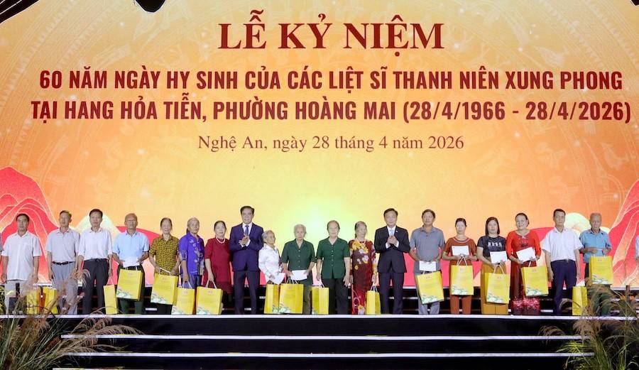 Lãnh đạo tỉnh trao quà cho thân nhân 33 liệt sĩ TNXP tại Hang Hỏa Tiễn hy sinh ngày 28/4/1966 và các cựu TNXP Tổ 4, đơn vị C271