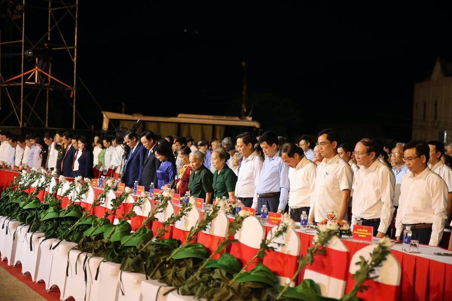 Nghi thức chào cờ và tưởng niệm các liệt sĩ TNXP tại Lễ kỷ niệm