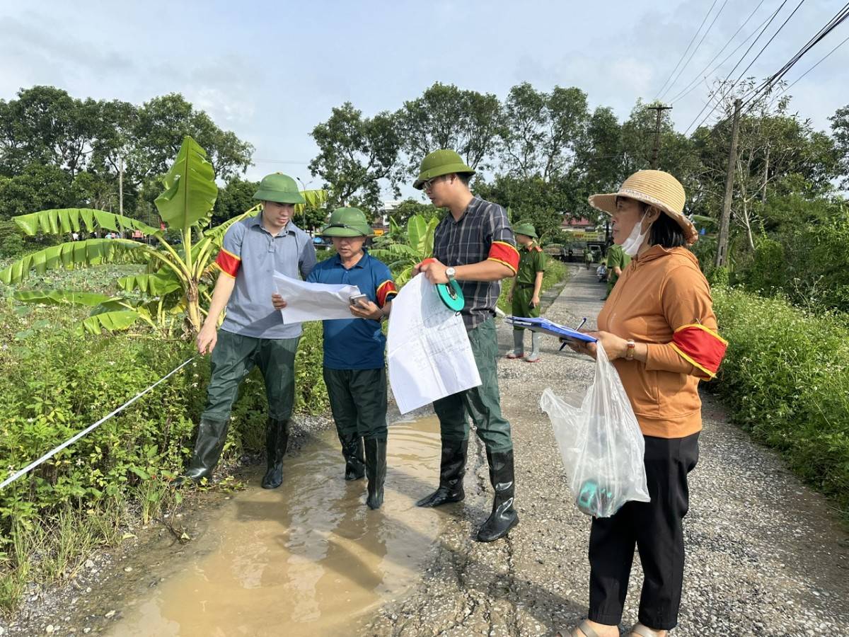 Hình ảnh UBND phường Nam Hoa Lư (Ninh Bình) phối hợp các lực lượng chức năng tổ chức cưỡng chế kiểm đếm bắt buộc đối với các cá nhân, hộ gia đình có đất nằm trong diện giải phóng mặt bằng để triển khai Dự án Khu đô thị Ninh Thắng I (Ảnh: https://baoninhbinh.org.vn).