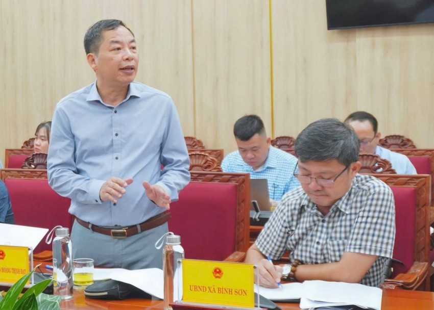 Đại diện nhà đầu tư báo cáo tại cuộc họp