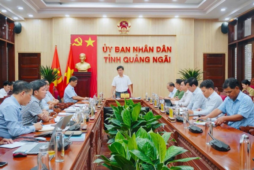 Phó Chủ tịch UBND tỉnh Đỗ Tâm Hiển chủ trì cuộc họp với lãnh đạo các sở, ban, ngành và đại diện nhà đầu tư để nghe báo cáo tình hình thực hiện Dự án Khu đô thị công nghiệp Dung Quất.