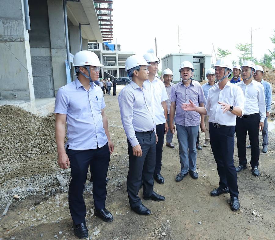 Chủ tịch UBND tỉnh Hà Tĩnh Phan Thiên Định vừa dẫn đầu đoàn công tác đi kiểm tra tiến độ thi công Dự án thí điểm nhà ở xã hội giai đoạn II được triển khai xây dựng trên địa bàn phường Thành Sen