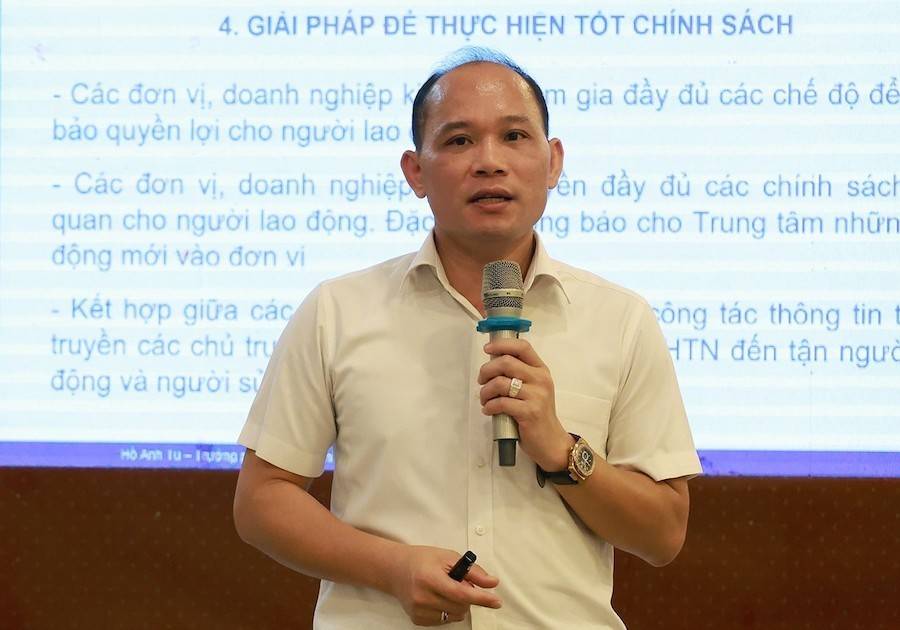 Ông Hồ Anh Tú - Trưởng phòng Bảo hiểm thất nghiệp, Trung tâm Dịch vụ việc làm Hà Tĩnh đang truyền đạt về giải pháp để thực hiện tốt chính sách bảo hiểm thất nghiệp theo quy định của Luật Việc làm 2025 tại hội nghị