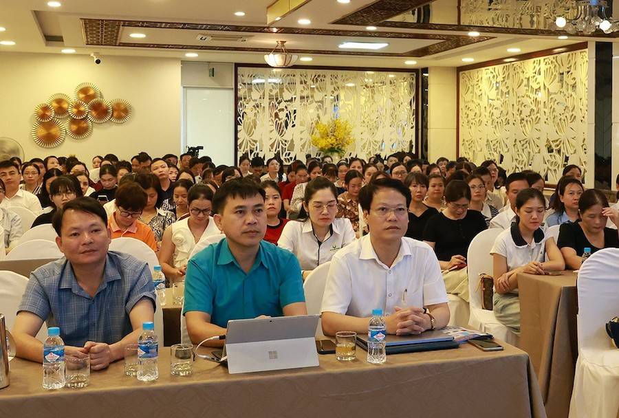 có hơn 180 đại biểu là đại diện doanh nghiệp, người lao động và các cơ quan liên quan trên địa bàn tỉnh Hà Tĩnh tham dự