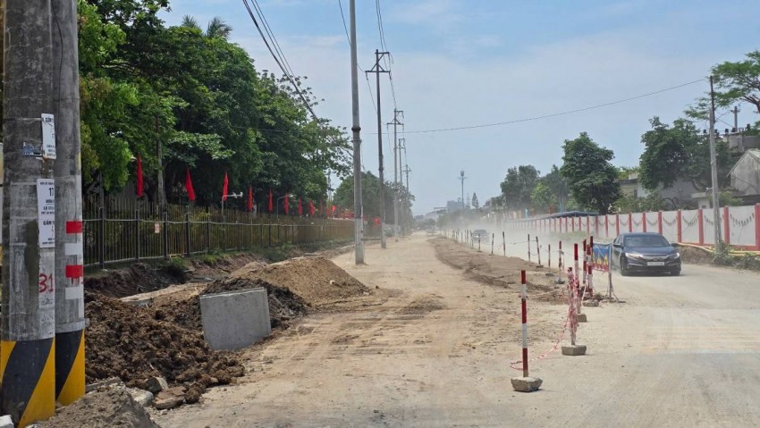Bụi mịt mù mỗi khi có phương tiện giao thông đi qua