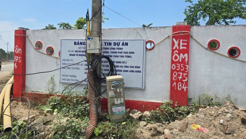 Biển thông tin dự án được treo tạm bợ che lấp mọi thông tin