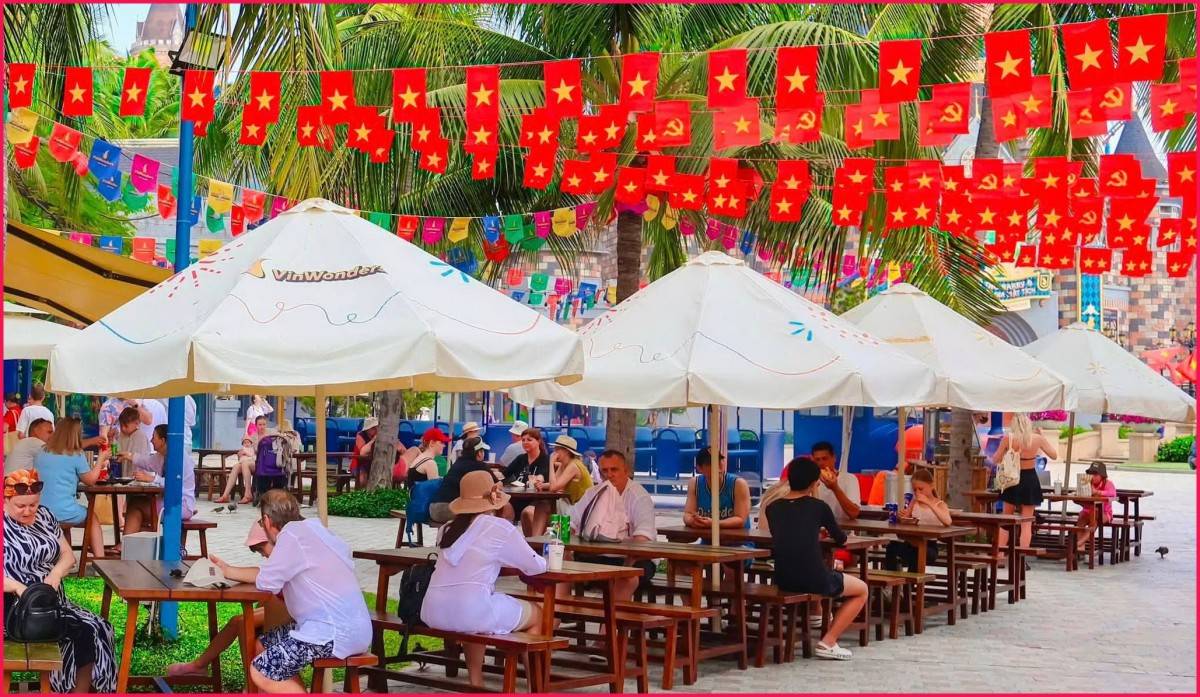 Nha Trang nhộn nhịp không khí lễ hội thu hút đông đảo người dân và du khách