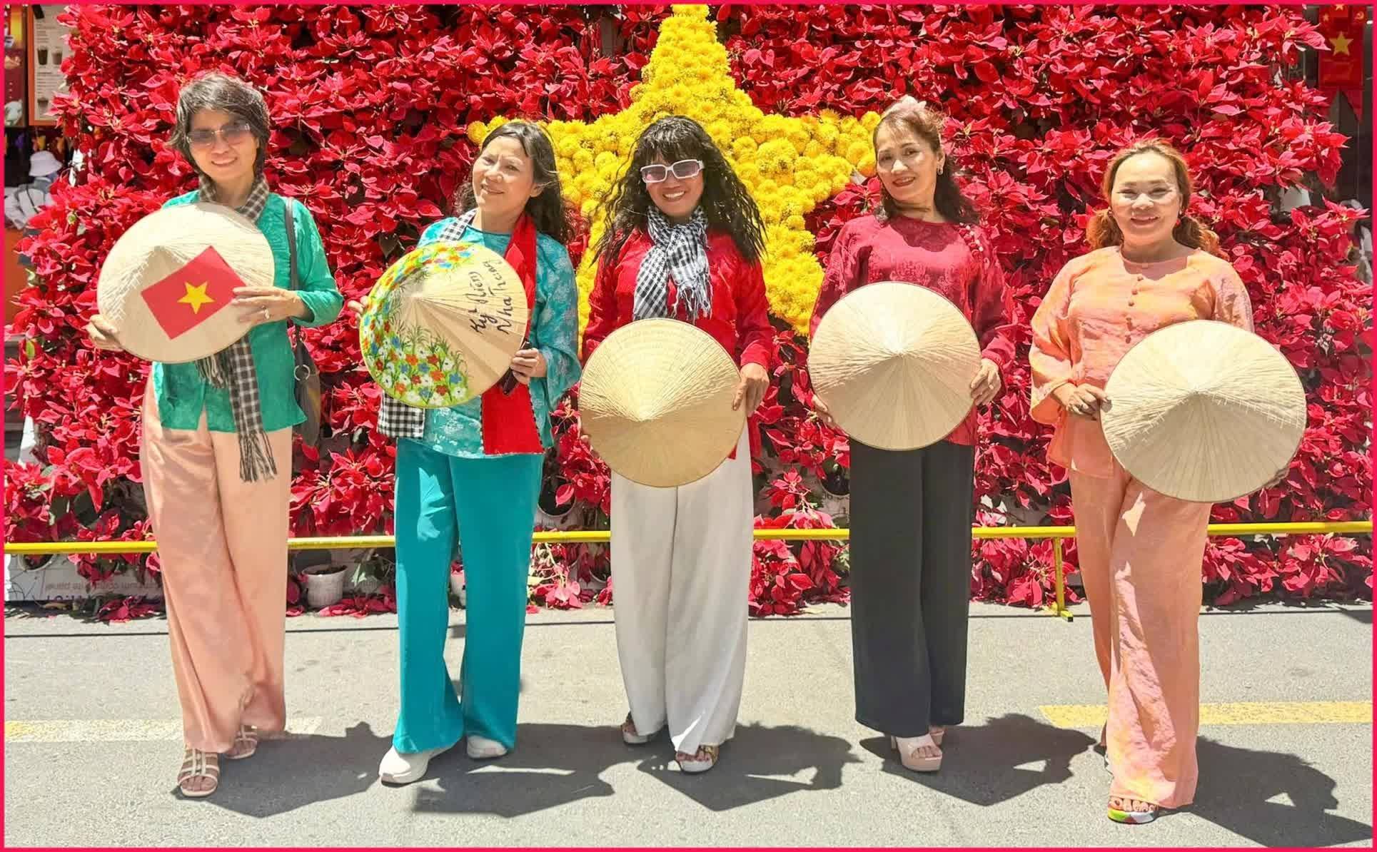 Nha Trang nhộn nhịp không khí lễ hội thu hút đông đảo người dân và du khách