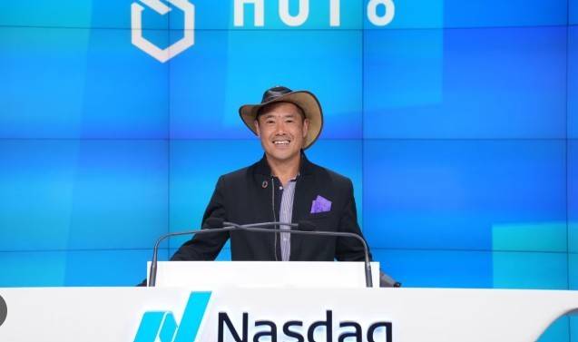 Giáo sư Bill Tai chính là người đã bị Melanie Perkins thuyết phục trên bãi biển lướt ván diều và trở thành nhà đầu tư chủ chốt, giúp Canva tiếp cận với mạng lưới tài chính khổng lồ tại Mỹ.