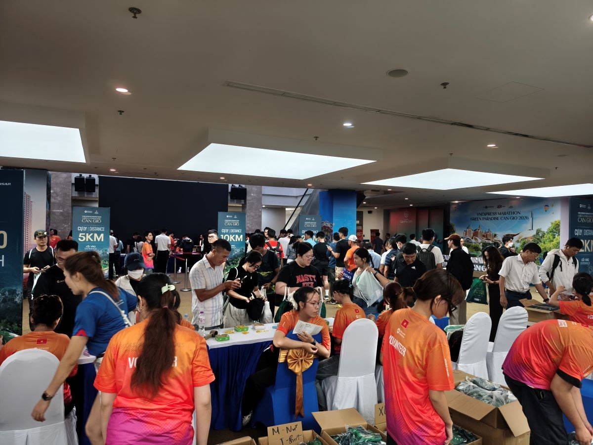 VPBH Vinhomes tại Vincom Mega Mall Thảo Điền đông nghẹt runner từ sáng sớm