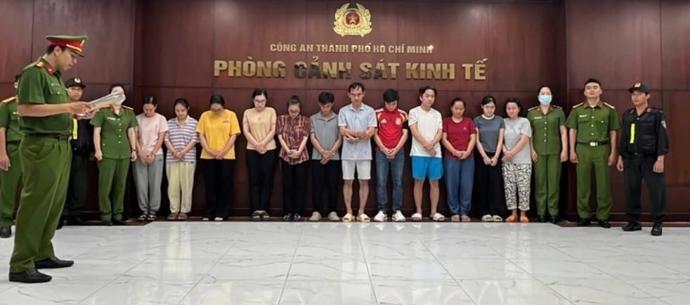 Cơ quan Điều tra tống đạt lệnh bắt các bị can trong đường dây mua bán trái phép hóa đơn (Ảnh: Công an TP. HCM).