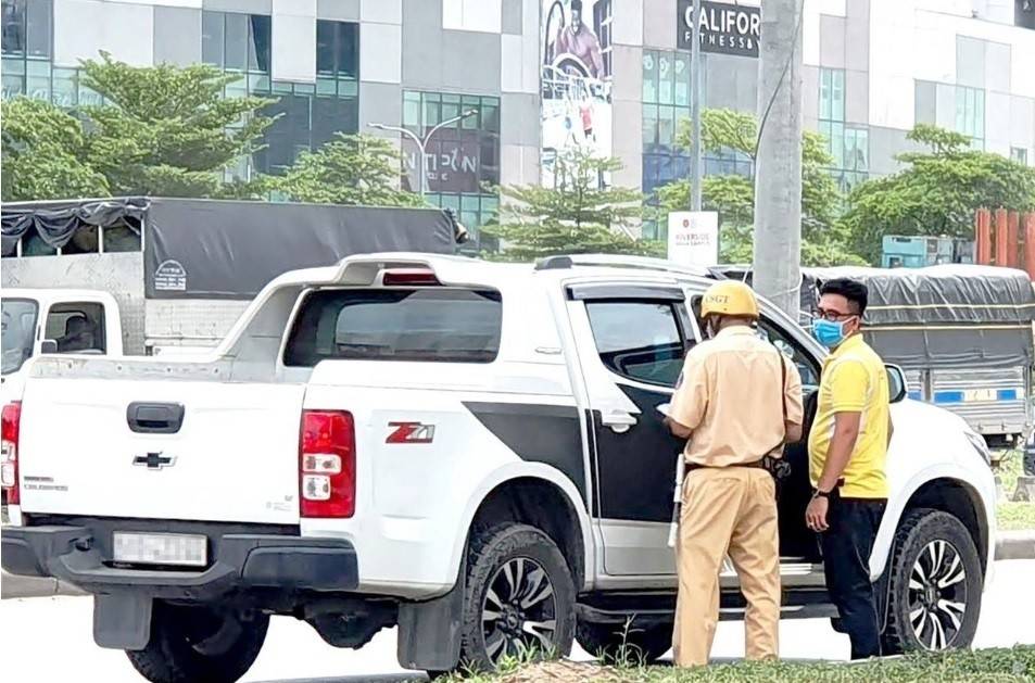 Thông tư số 53/2024/TT-BGTVT, xe bán tải được xếp vào nhóm “ô tô tải thông dụng” dựa trên đặc điểm kết cấu. Trong khi đó, thực tế sử dụng cho thấy các dòng xe bán tải cao cấp có đặc điểm vận hành, mục đích sử dụng gần với xe con hoặc SUV hơn là xe tải truyền thống.