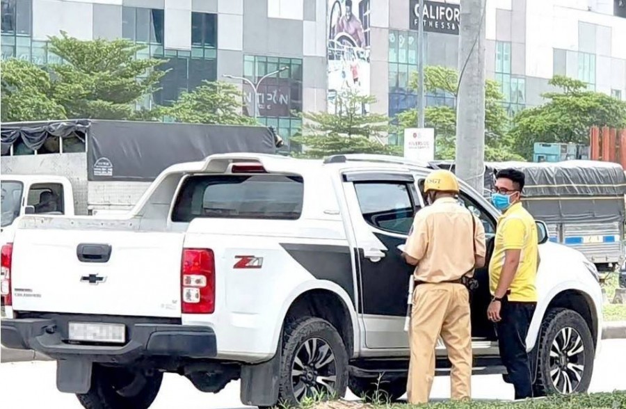 Hà Nội: Xe bán tải hết cảnh "vừa đi vừa lo"