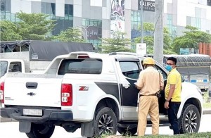 Hà Nội: Xe bán tải hết cảnh "vừa đi vừa lo"