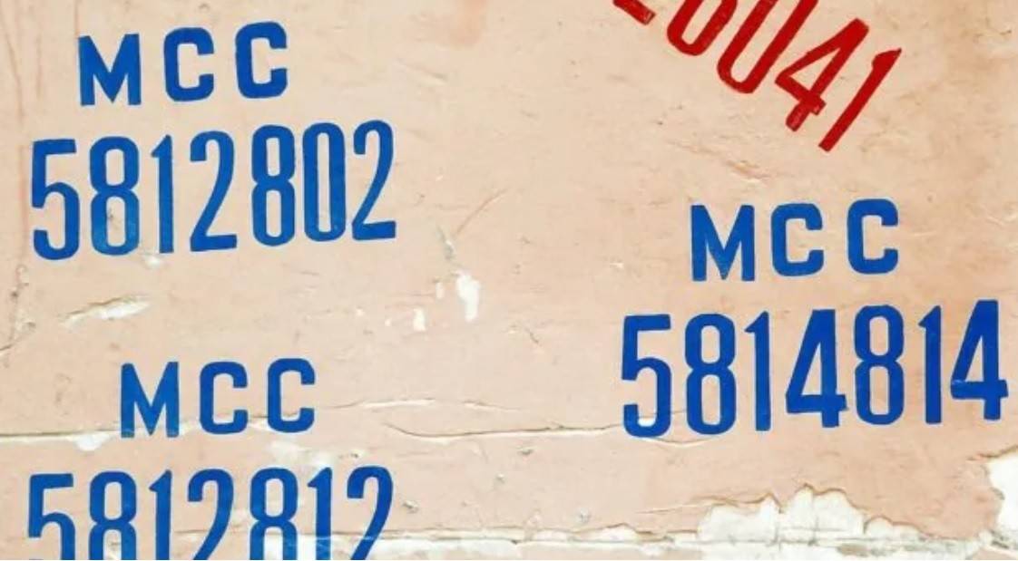 Để tối ưu lợi nhuận và tránh mất oan quyền lợi, việc nắm rõ các nhóm mã ngành MCC là kỹ năng “sống còn”. Người dùng có thể kỳ vọng nhận ưu đãi khi chi tiêu tại một cửa hàng cụ thể, nhưng nếu MCC của cửa hàng đó không thuộc nhóm ưu đãi, giao dịch sẽ không được tính. Đây là lý do vì sao trong thực tế, nhiều người dùng thẻ tín dụng có kinh nghiệm thường quan tâm đến MCC hơn là thương hiệu cửa hàng.