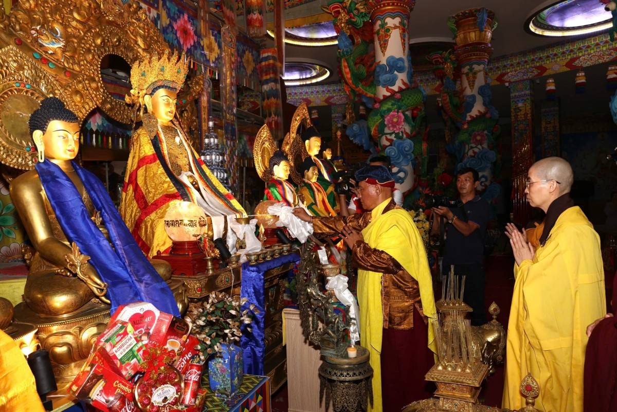 Đức Gyalwang Drukpa thắp đèn từ Ban Phật Thích Ca nơi chính điện Đại Bảo tháp