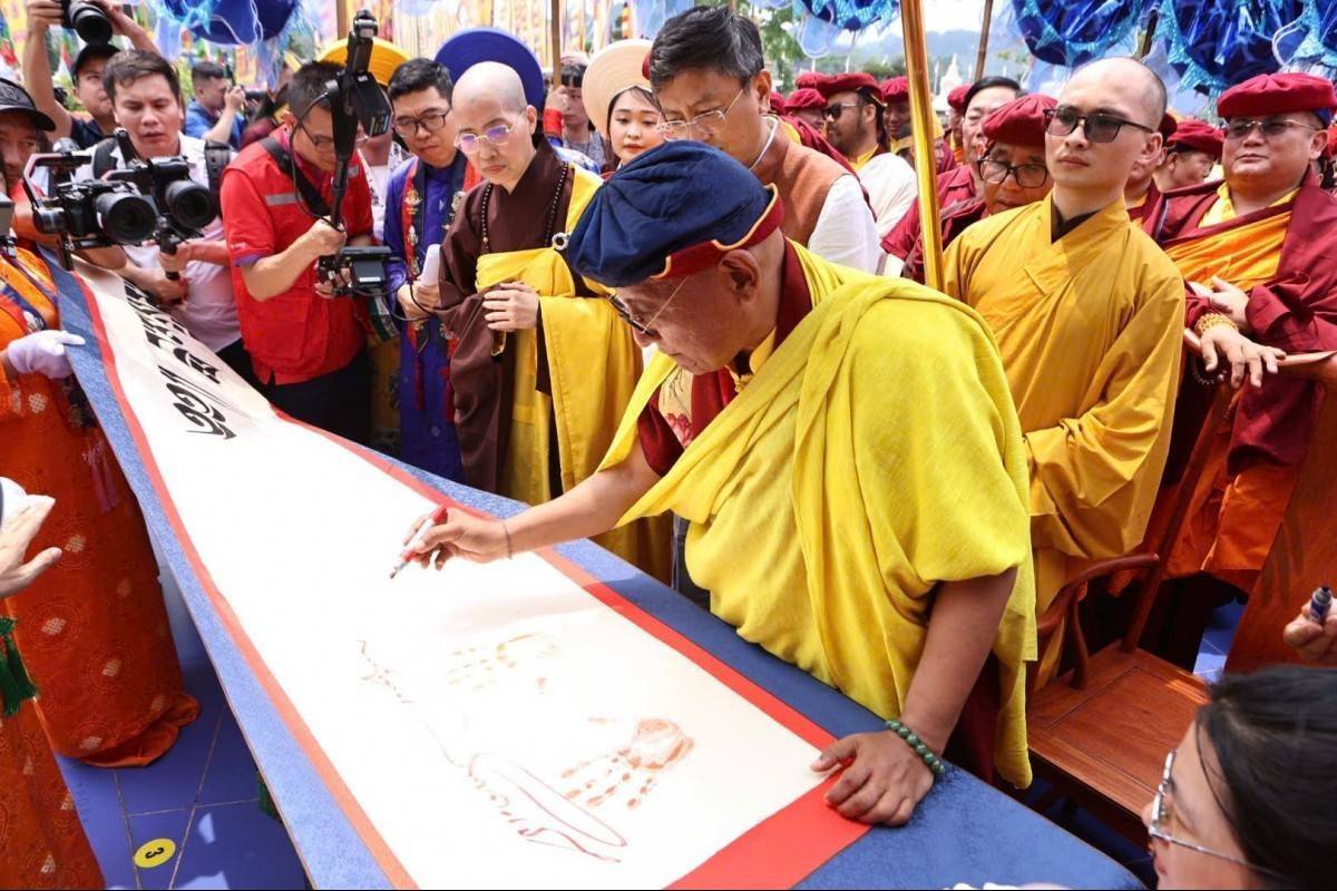 Đức Gyalwang Drukpa cử hành nghi thức truyền đăng cầu nguyện hòa bình