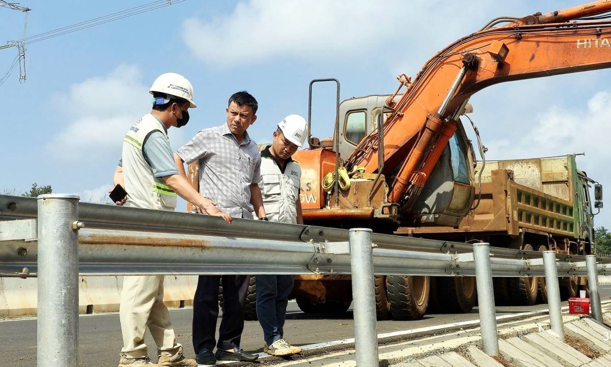 Ông Đặng Thọ Dần - Giám đốc điều hành Dự án thành phần 3, cao tốc Khánh Hòa - Buôn Ma Thuột (người không đội mũ) trực tiếp kiểm tra, đôn đốc nhà thầu CC1 thi công gói thầu đúng tiến độ. 