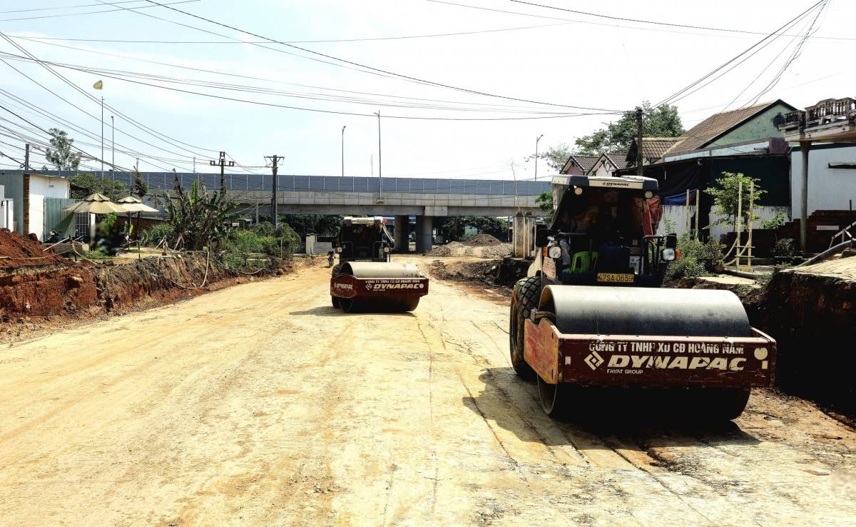  Khẩn trương thi công đường nhánh kết nối với đường chính của cao tốc. 