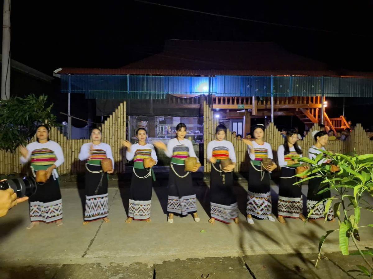 Trình diễn nghệ thuật tại bản Bất.