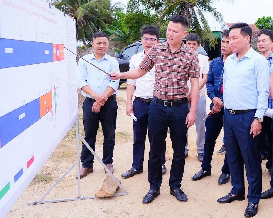 sau khi đi kiểm tra trực tiếp hiện trường các dự án đầu tư công, Phó Chủ tịch UBND tỉnh Nghệ An Hoàng Phú Hiền đã yêu cầu chủ đầu tư, các sở, ngành, địa phương liên quan tập trung giải phóng mặt bằng, triển khai thi công ngay khi có điều kiện, đảm bảo tiế