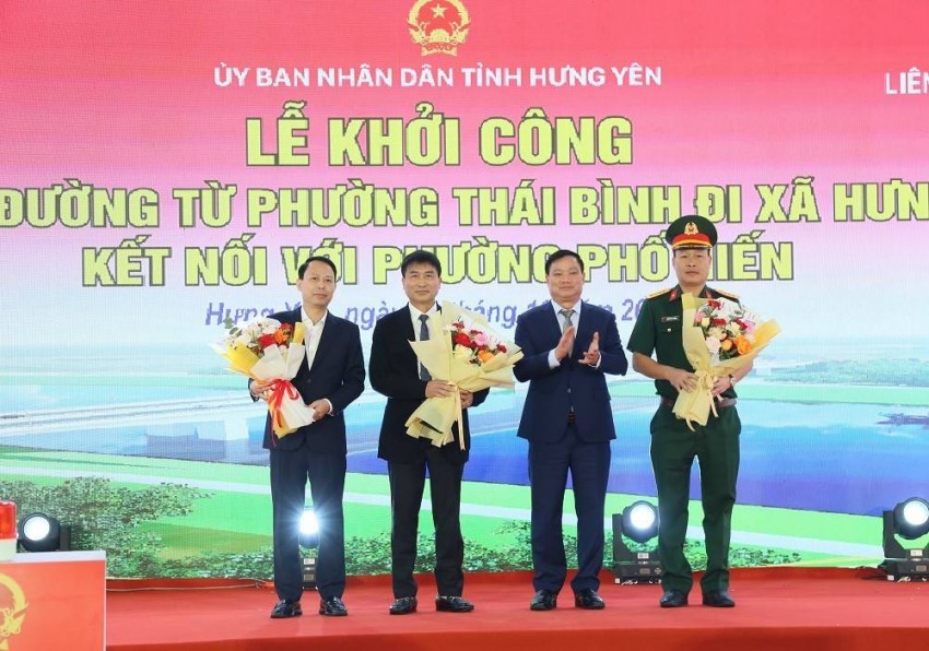 Đại diện lãnh đạo tỉnh Hưng Yên và các nhà thầu thi công tại Lễ Khởi công