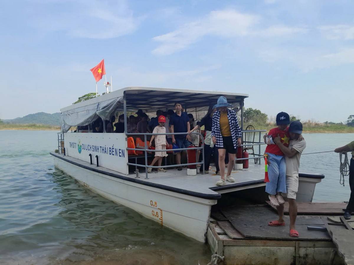 Thanh Hóa: Du khách đổ dồn về Bến En trong kỳ nghỉ lễ