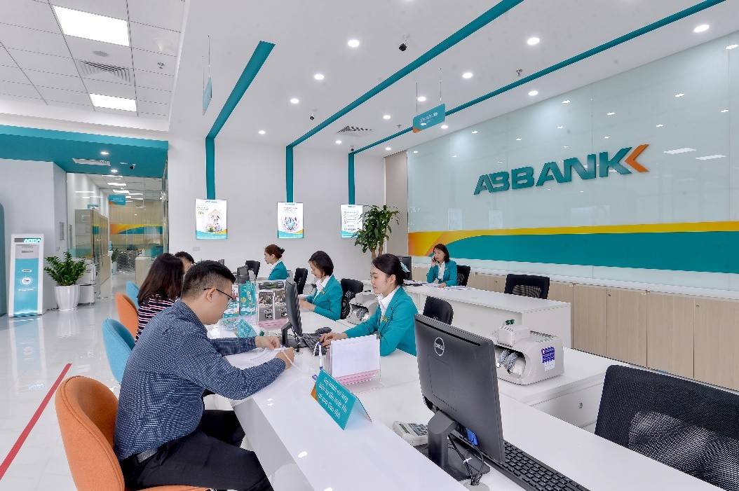 Sau 28 năm hoạt động trên thị trường với định vị là một Ngân hàng bán lẻ thân thiện, Ngân hàng TMCP An Bình (ABBANK) đã chính thức công bố hệ thống nhận diện thương hiệu (CI) mới và đưa vào áp dụng tại các điểm giao dịch với mong muốn mang đến nhiều trải nghiệm tốt hơn cho khách hàng.