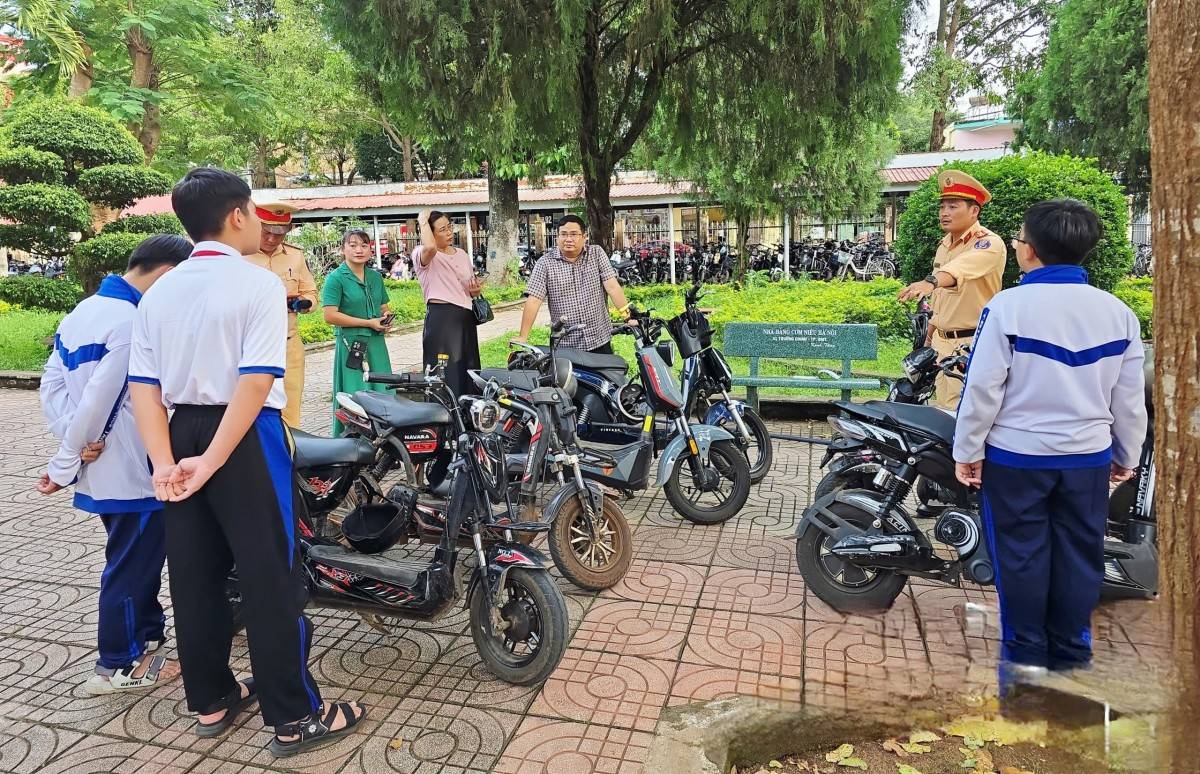  Cán bộ CSGT tỉnh Đắk Lắk tuyên truyền, nhắc nhở học sinh không “độ, chế” xe trái phép và không sử dụng xe độ để đảm bảo an toàn giao thông.  