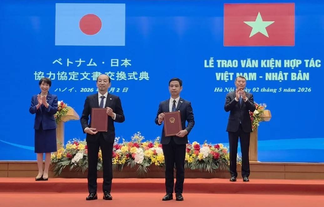 Tiến sĩ Lê Xuân Huy, Phó Tổng Giám đốc VNSC và ông Yasuo Ishii, Phó Chủ tịch cấp cao JAXA trao thỏa thuận hợp tác (Ảnh: VNSC).