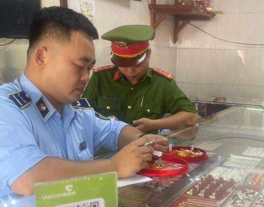 Đội quản lý thị trường số 12 đã phối hợp với Phòng Cảnh sát kinh tế (Công an tỉnh Nghệ An) tiến hành kiểm tra 02 địa điểm kinh doanh vàng, vàng trang sức.