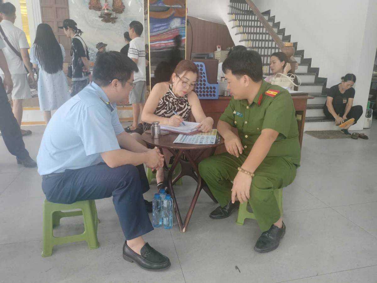 Các chủ cơ sở kinh doanh ký cam kết niêm yết giá cả và bán đúng giá niêm yết.