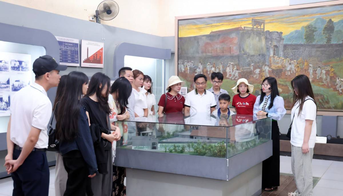 Nhà tù Sơn La hút khách, đón hơn 1.000 lượt/ngày dịp lễ