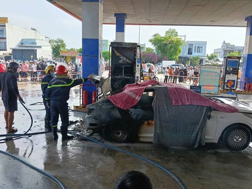 Vụ cháy ô tô xảy ra tại cây xăng tại Đà Nẵng khiến 2 thiếu niên tử vong. Cơ quan chức năng xác định ngọn lửa xuất phát vụ nổ sau cốp xe có chứa khoảng 20-25 khối pin loại 24V cùng 9 bình ắc quy xe điện đồ chơi trẻ em