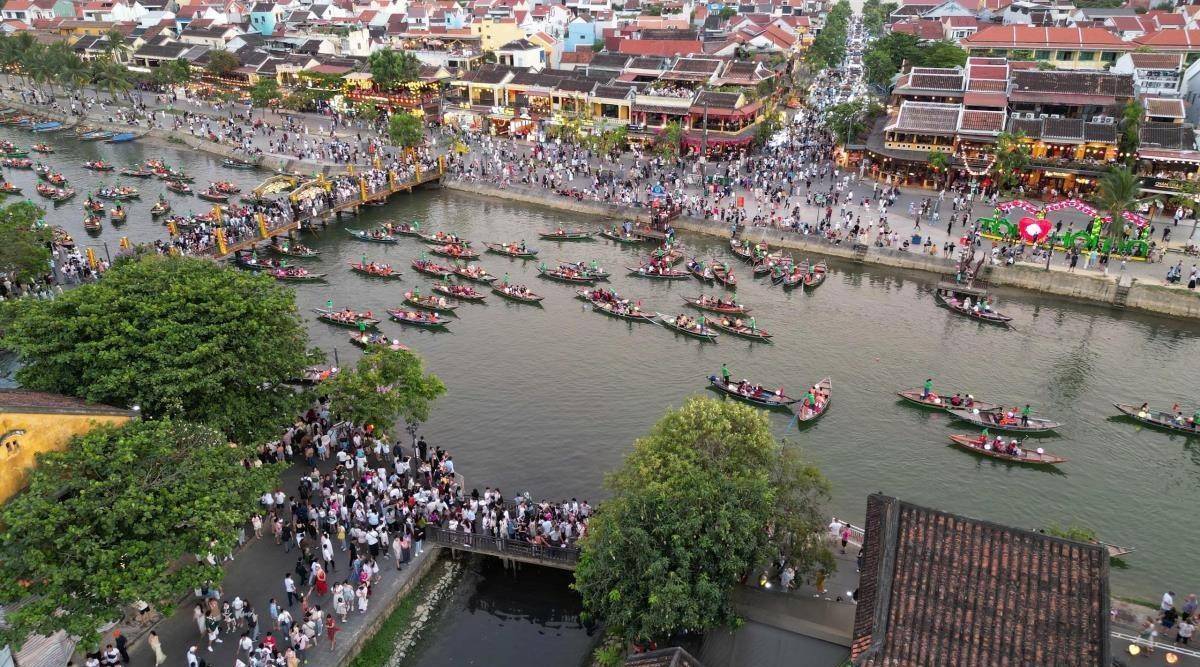 Đà Nẵng bùng nổ du lịch dịp lễ 30.4 – 1.5: Gần 1,5 triệu lượt khách, doanh thu hơn 5.700 tỉ đồng
