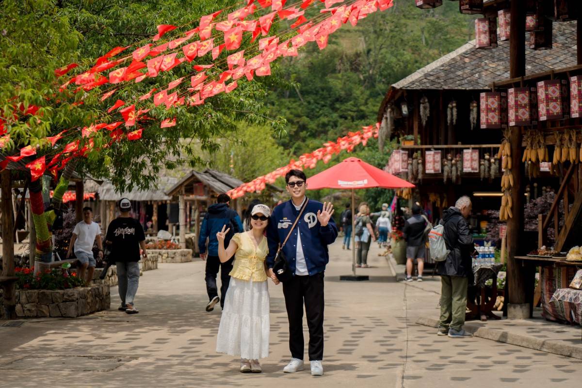 Hàng nghìn du khách diện áo cờ đỏ sao vàng dự lễ thượng cờ trên đỉnh Fansipan