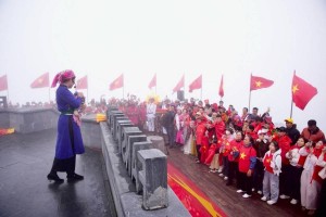 Hàng nghìn du khách diện áo cờ đỏ sao vàng dự lễ thượng cờ trên đỉnh Fansipan
