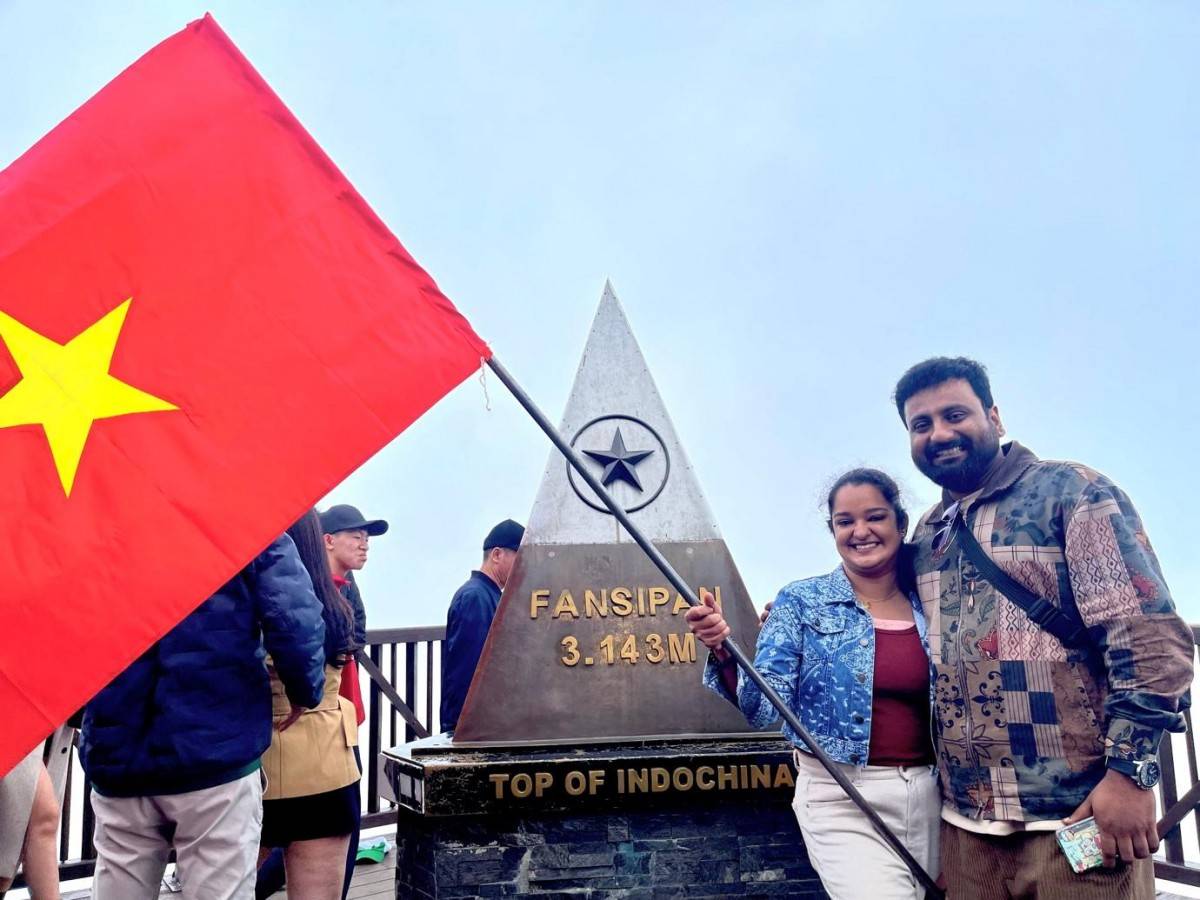Hàng nghìn du khách diện áo cờ đỏ sao vàng dự lễ thượng cờ trên đỉnh Fansipan