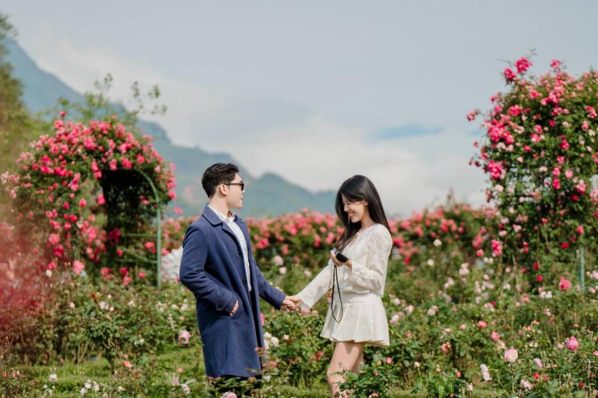 Hàng nghìn du khách diện áo cờ đỏ sao vàng dự lễ thượng cờ trên đỉnh Fansipan