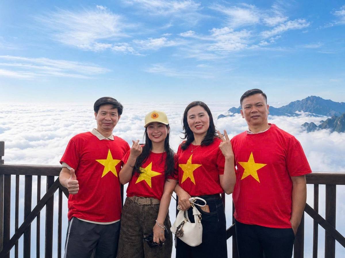 Hàng nghìn du khách diện áo cờ đỏ sao vàng dự lễ thượng cờ trên đỉnh Fansipan