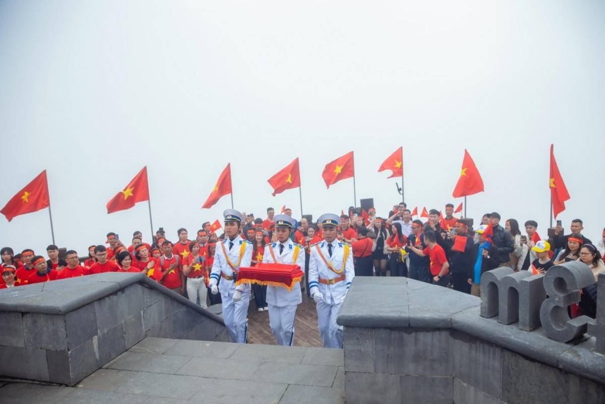 Hàng nghìn du khách diện áo cờ đỏ sao vàng dự lễ thượng cờ trên đỉnh Fansipan