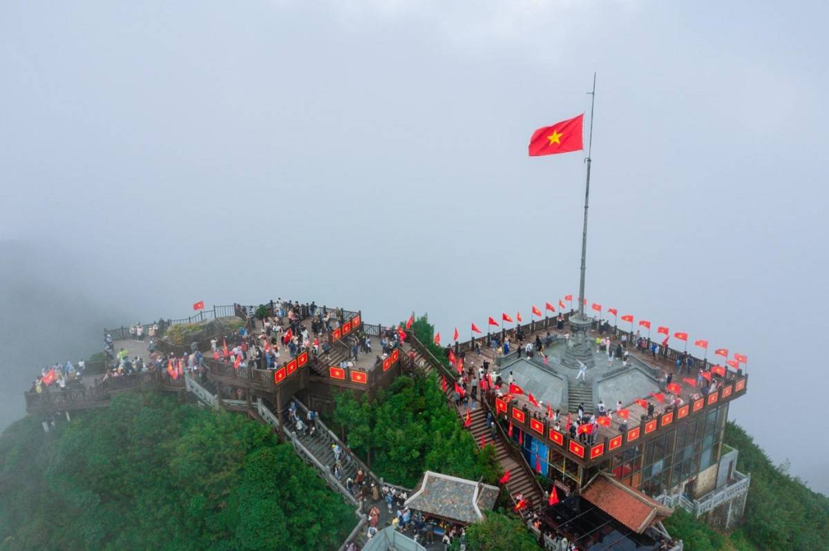 Hàng nghìn du khách diện áo cờ đỏ sao vàng dự lễ thượng cờ trên đỉnh Fansipan