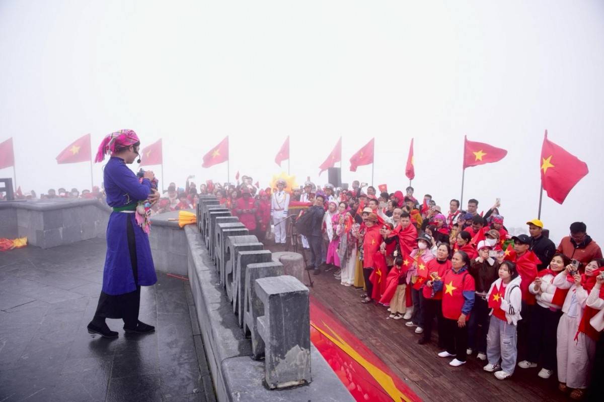 Hàng nghìn du khách diện áo cờ đỏ sao vàng dự lễ thượng cờ trên đỉnh Fansipan