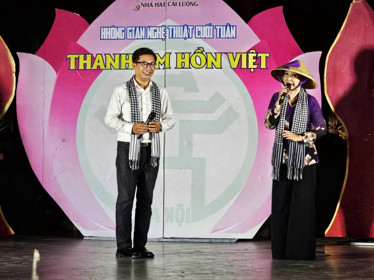 Mô hình “âm nhạc cộng đồng” hút khách giữa lòng Hà Nội: Đưa cải lương ra phố đi bộ