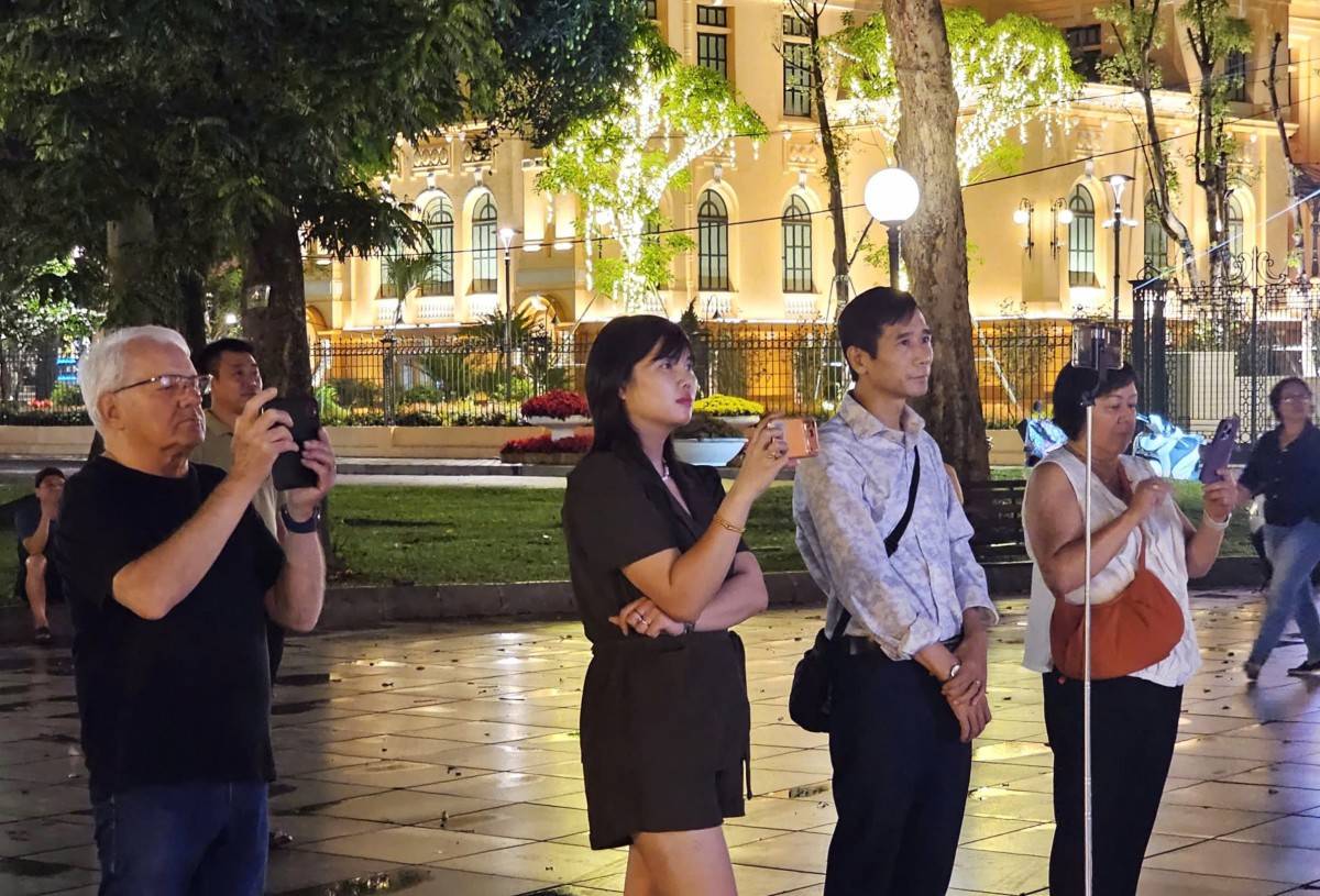 Mô hình “âm nhạc cộng đồng” hút khách giữa lòng Hà Nội: Đưa cải lương ra phố đi bộ