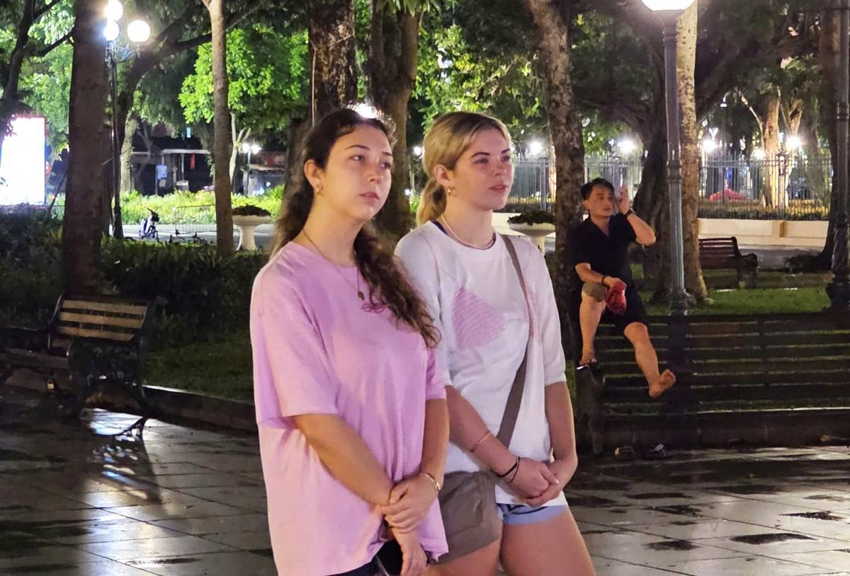 Mô hình “âm nhạc cộng đồng” hút khách giữa lòng Hà Nội: Đưa cải lương ra phố đi bộ