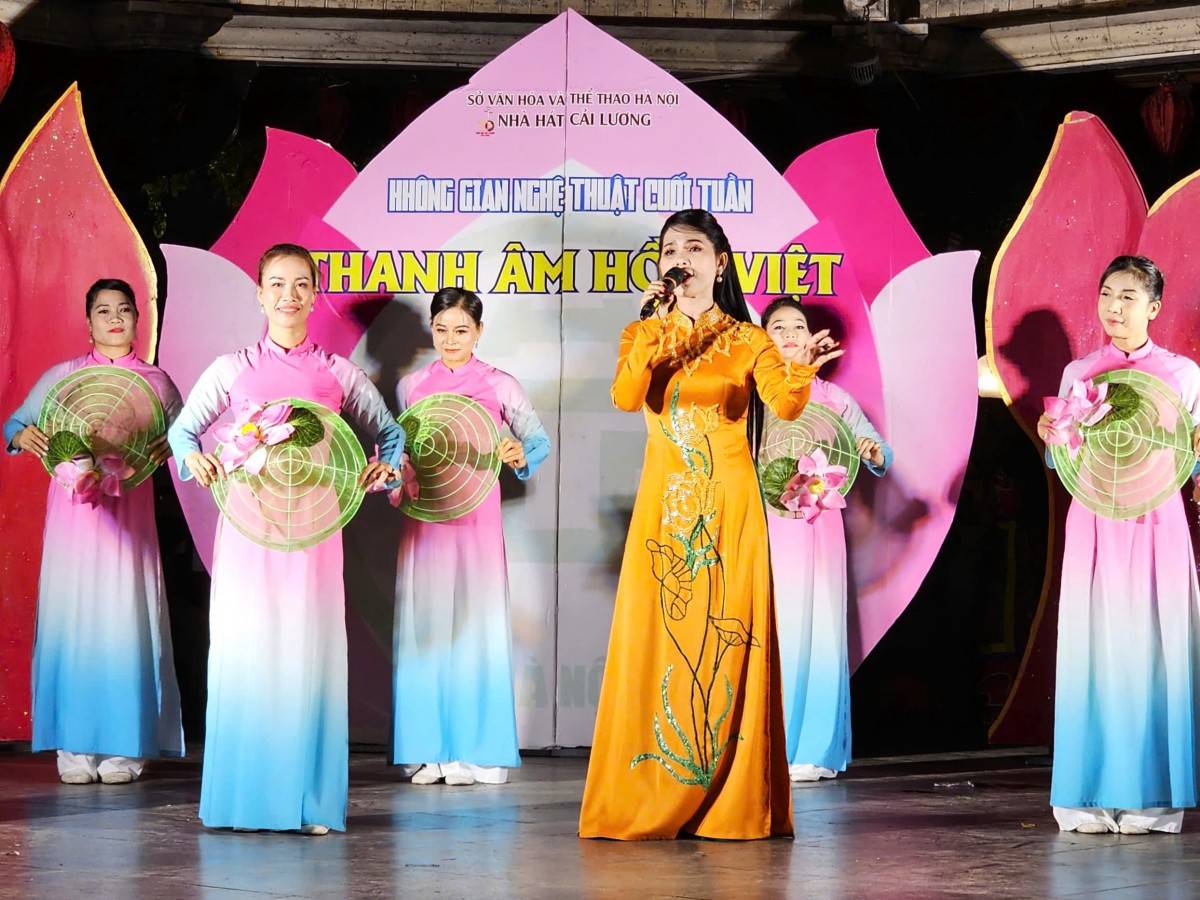 Mô hình “âm nhạc cộng đồng” hút khách giữa lòng Hà Nội: Đưa cải lương ra phố đi bộ