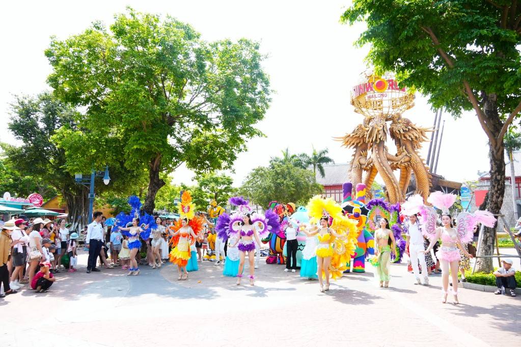 Không khí lễ hội tràn ngập, rực rỡ âm thanh và màu sắc tại Tổ hợp Khu vui chơi giải trí Sun World Hạ Long
