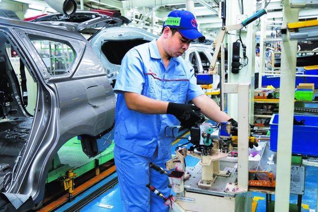 Trái ngược với tốc độ tăng trưởng như vũ bão của các dòng xe điện tại Mỹ, Châu Âu, Trung Quốc, tại những thị trường mới nổi như Việt Nam, xe sử dụng động cơ đốt trong vẫn đóng vai trò chủ đạo. Nhiều chuyên gia cho rằng, sẽ phải mất nhiều năm nữa, xe điện mới có thể thực sự trở thành đối trọng lớn đối với các dòng xe chạy xăng, dầu truyền thống.