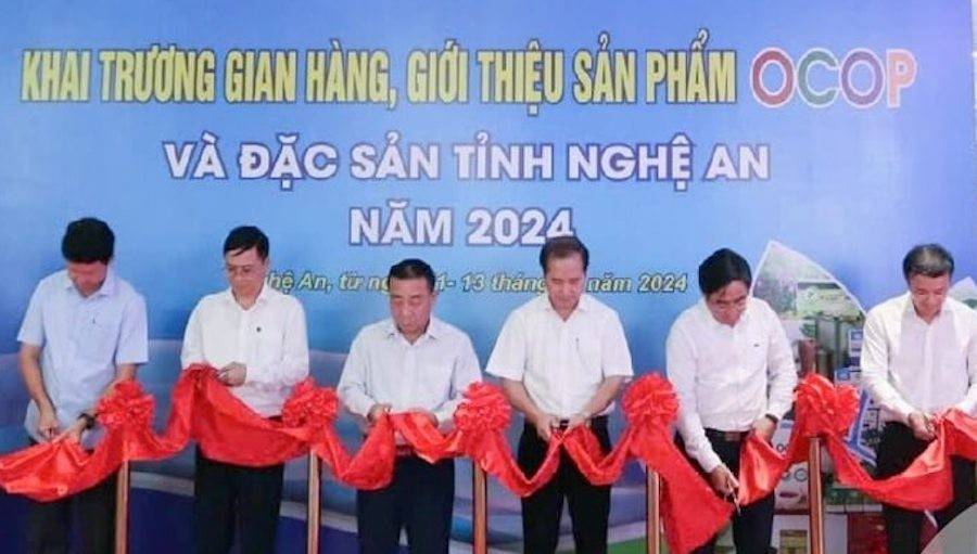 Lãnh đạo UBND tỉnh Nghệ An cắt băng khai trương gian hàng sản phẩm OCOP của tỉnh tại Siêu thị GO!Vinh